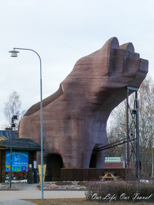 Giant Wooden Bear Statue in Sveg